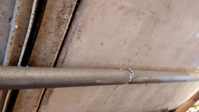 Mājas Celtnieku ielā 7 pagrabā tiek mainīti aukstā ūdens tīkli