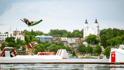 sportists ūdens sporta trasē uz ezera, fonā Zarasai pilsēta