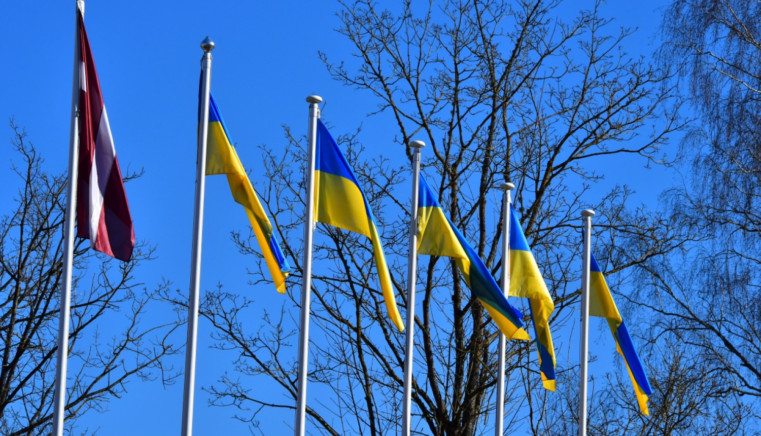 Latvijas un Ukrainas karogi