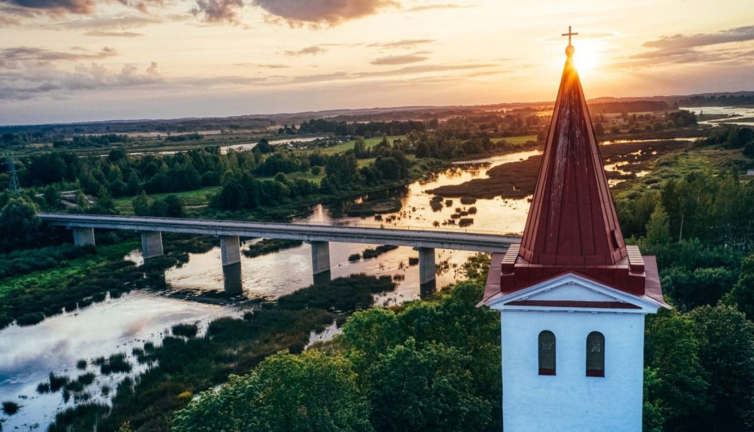 Ainava ar baznīcu