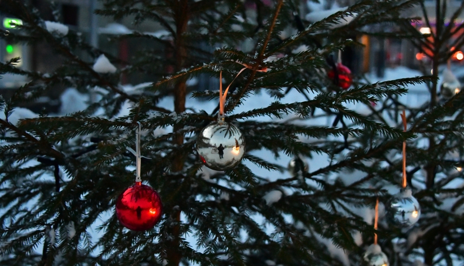 Fotogrāfija ar izrotātu eglīti